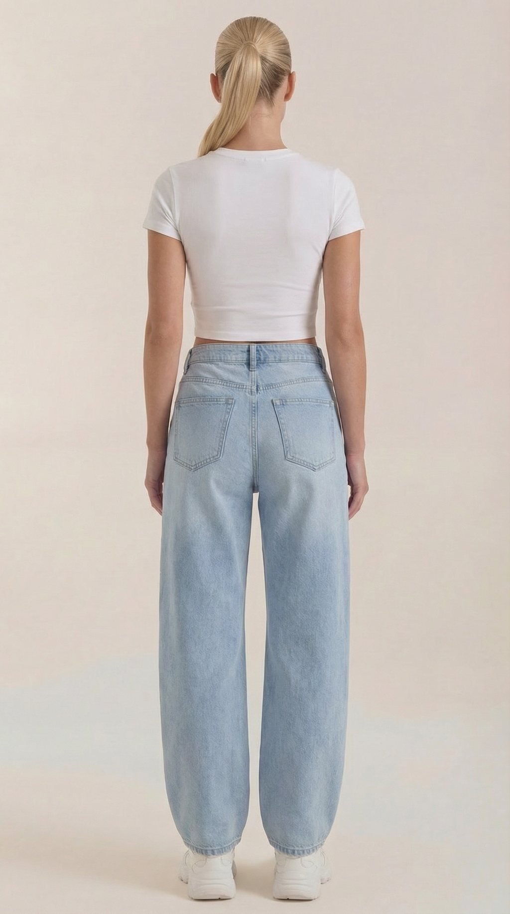 Jeans da donna a gamba larga con chiusura a bottone