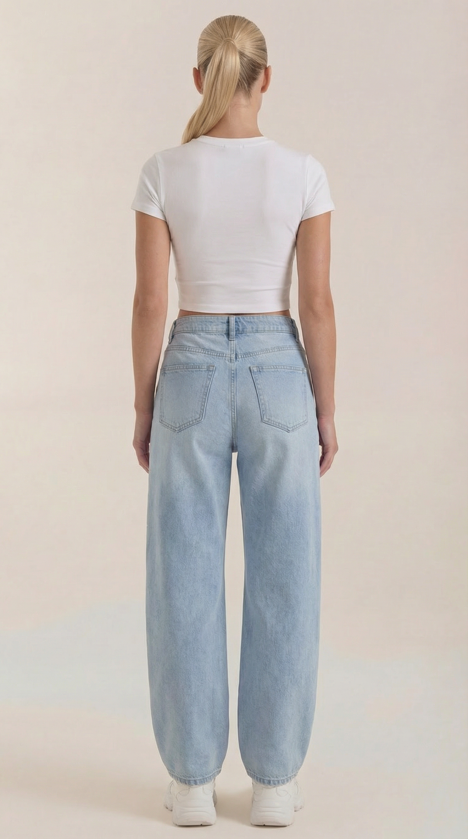 Jeans da donna a gamba larga con chiusura a bottone