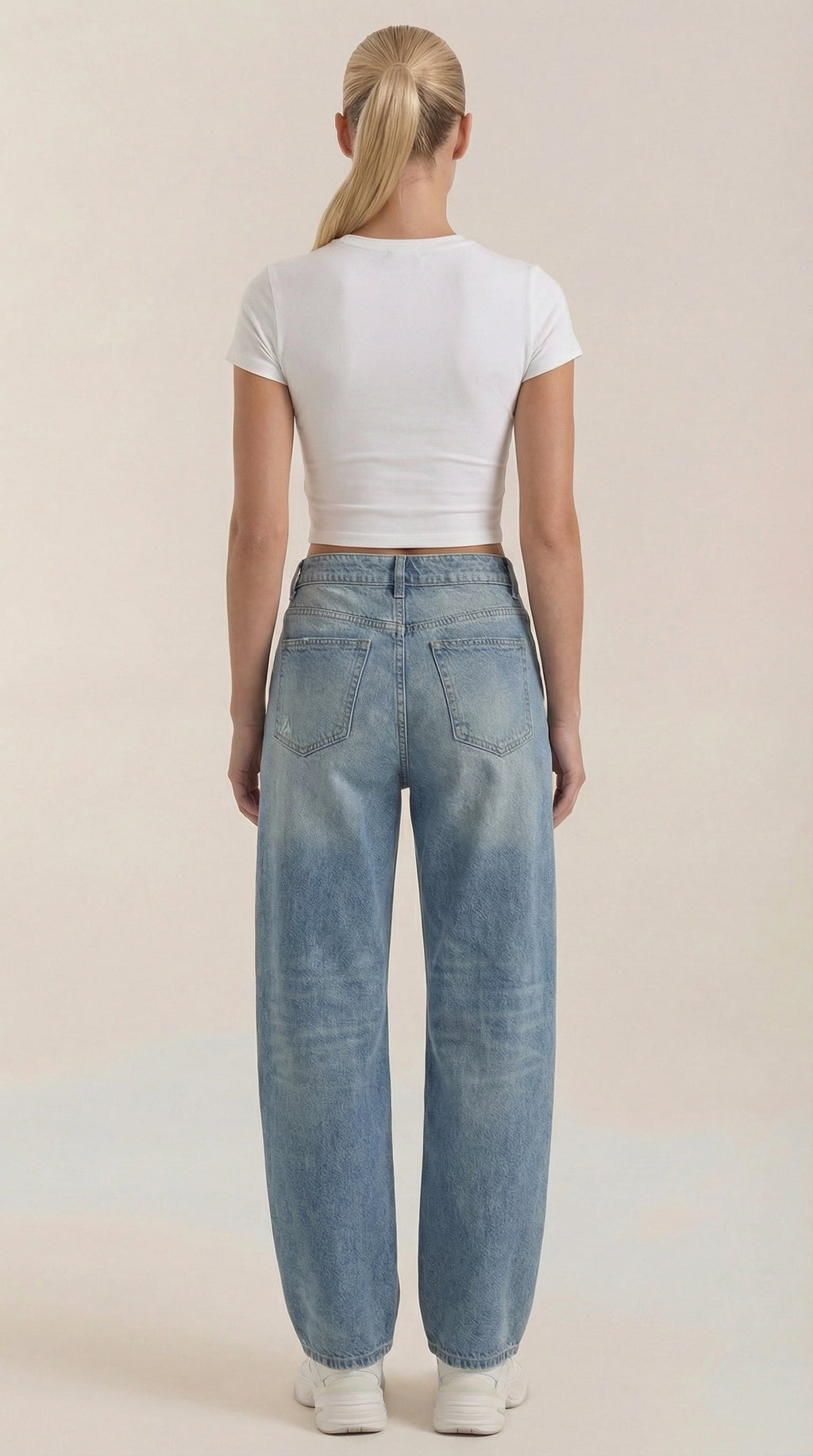 Jeans da donna a gamba larga con chiusura a bottone