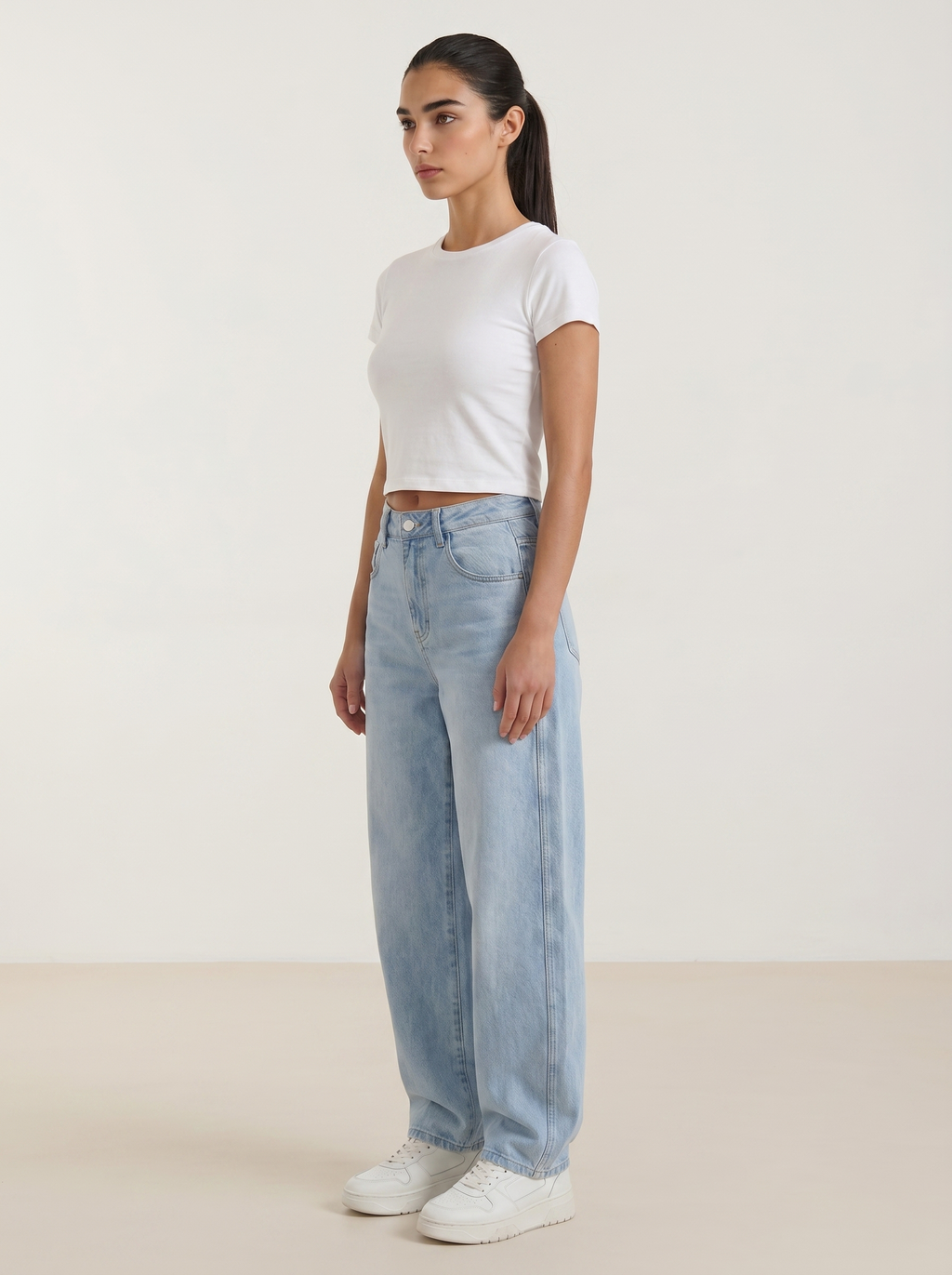 Jeans da donna a gamba larga con chiusura a bottone