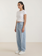 Jeans da donna a gamba larga con chiusura a bottone