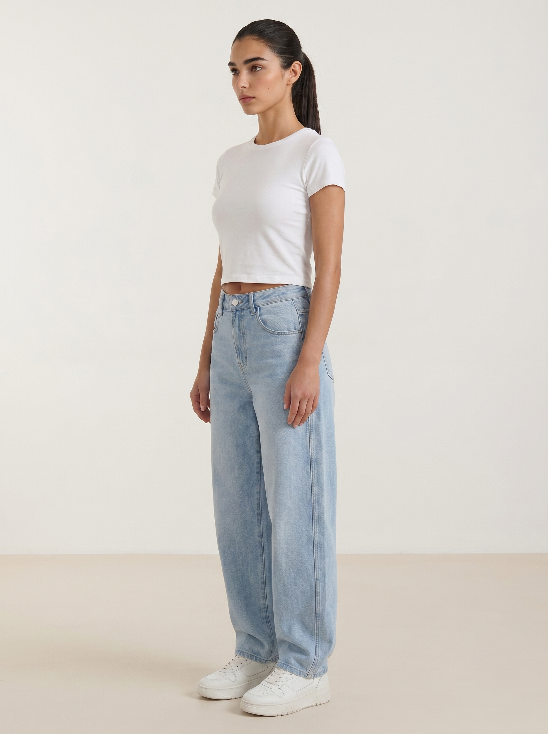 Jeans da donna a gamba larga con chiusura a bottone