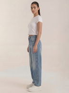 Jeans da donna a gamba larga con chiusura a bottone
