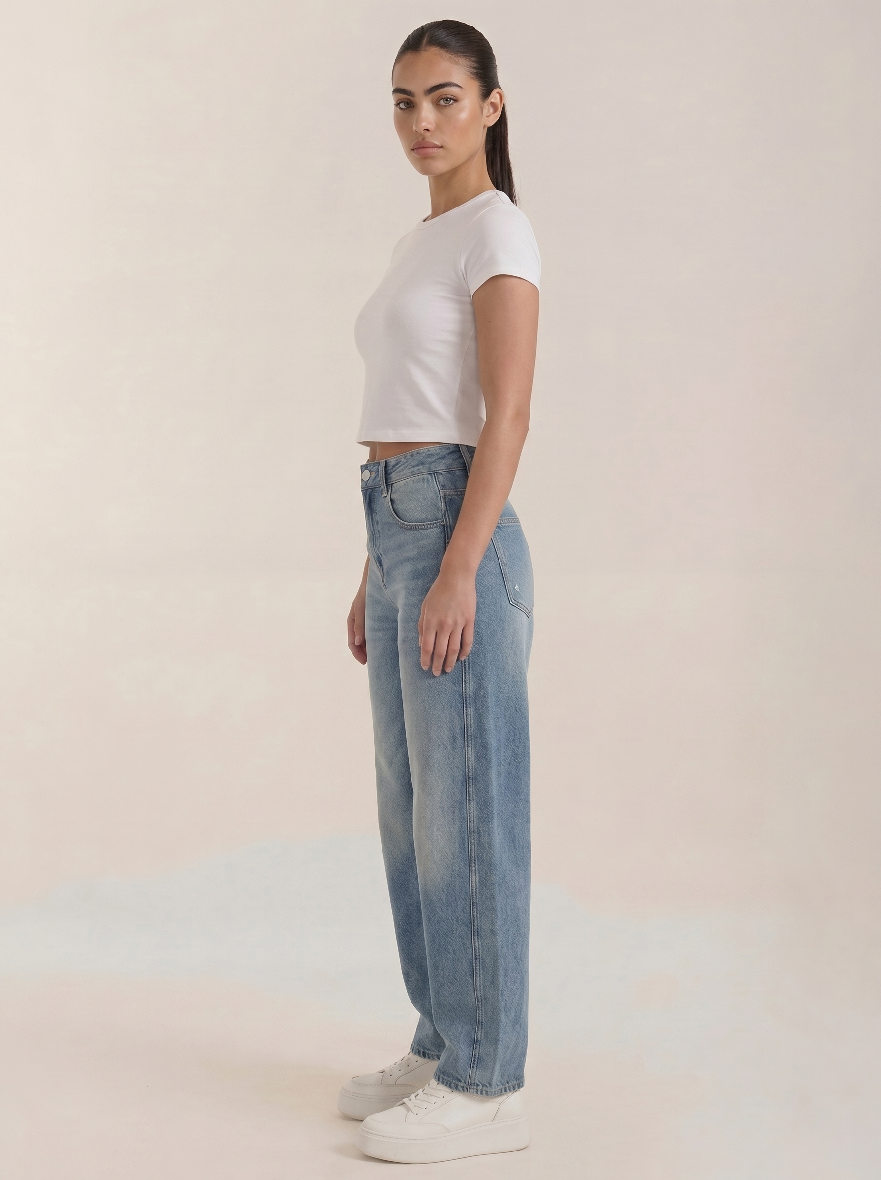 Jeans da donna a gamba larga con chiusura a bottone