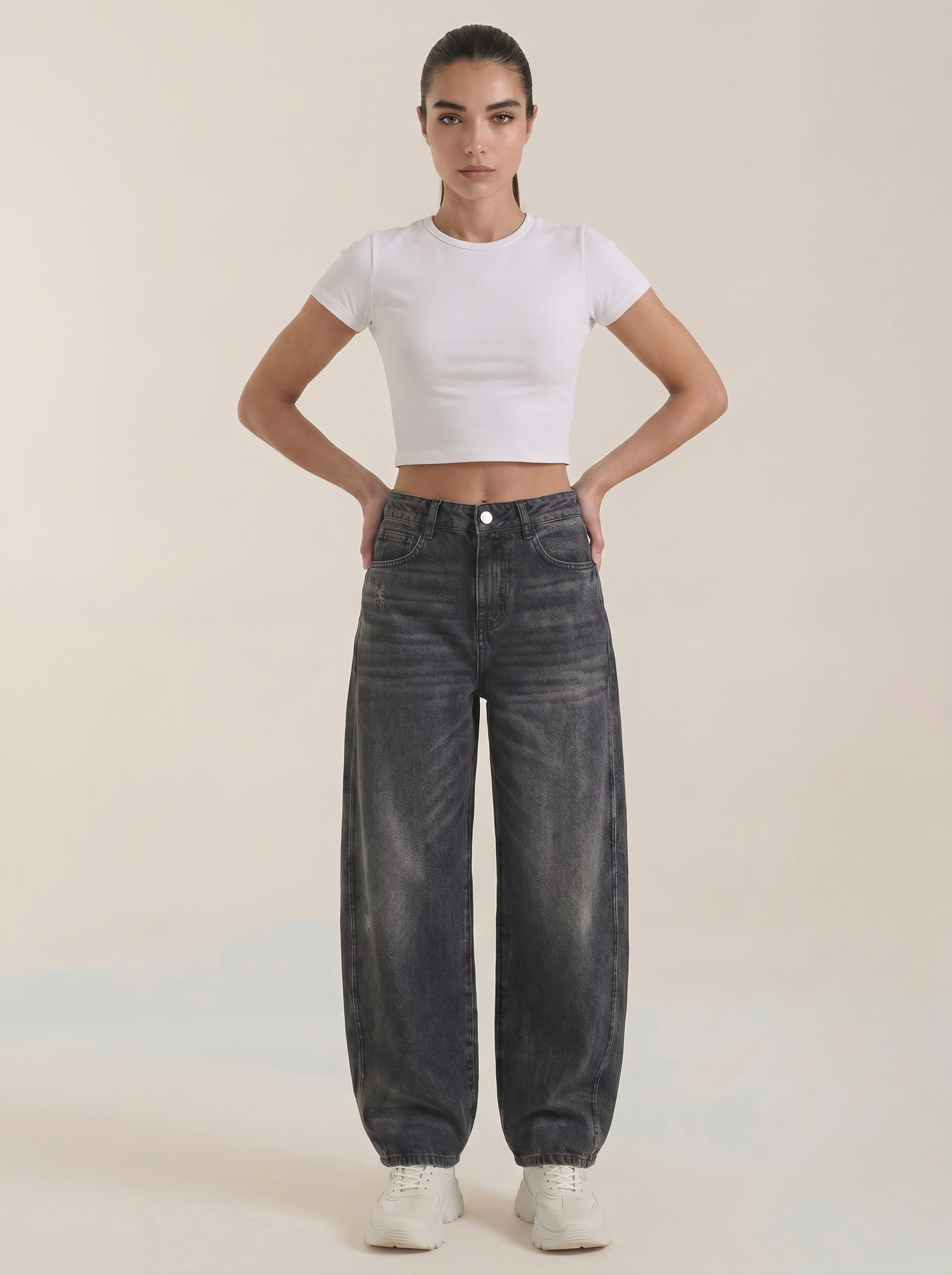 Jeans da donna a gamba larga con chiusura a bottone