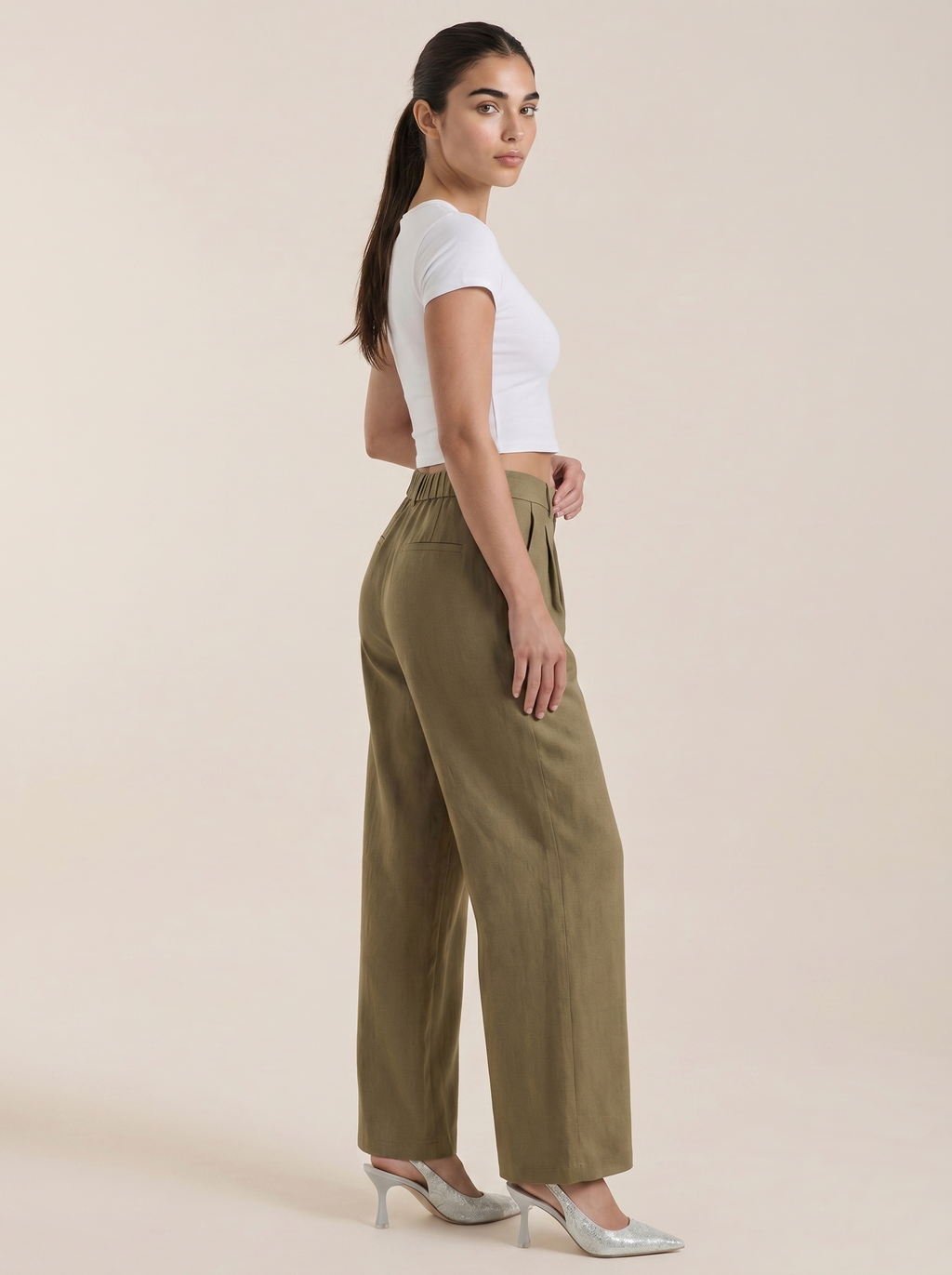 Pantaloni da donna a vita alta con pieghe frontali e gamba larga