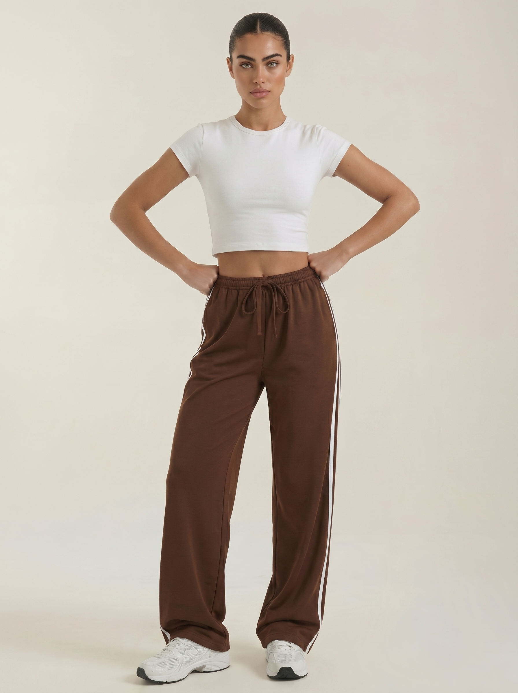 Pantaloni sportivi da donna a gamba larga con righe laterali