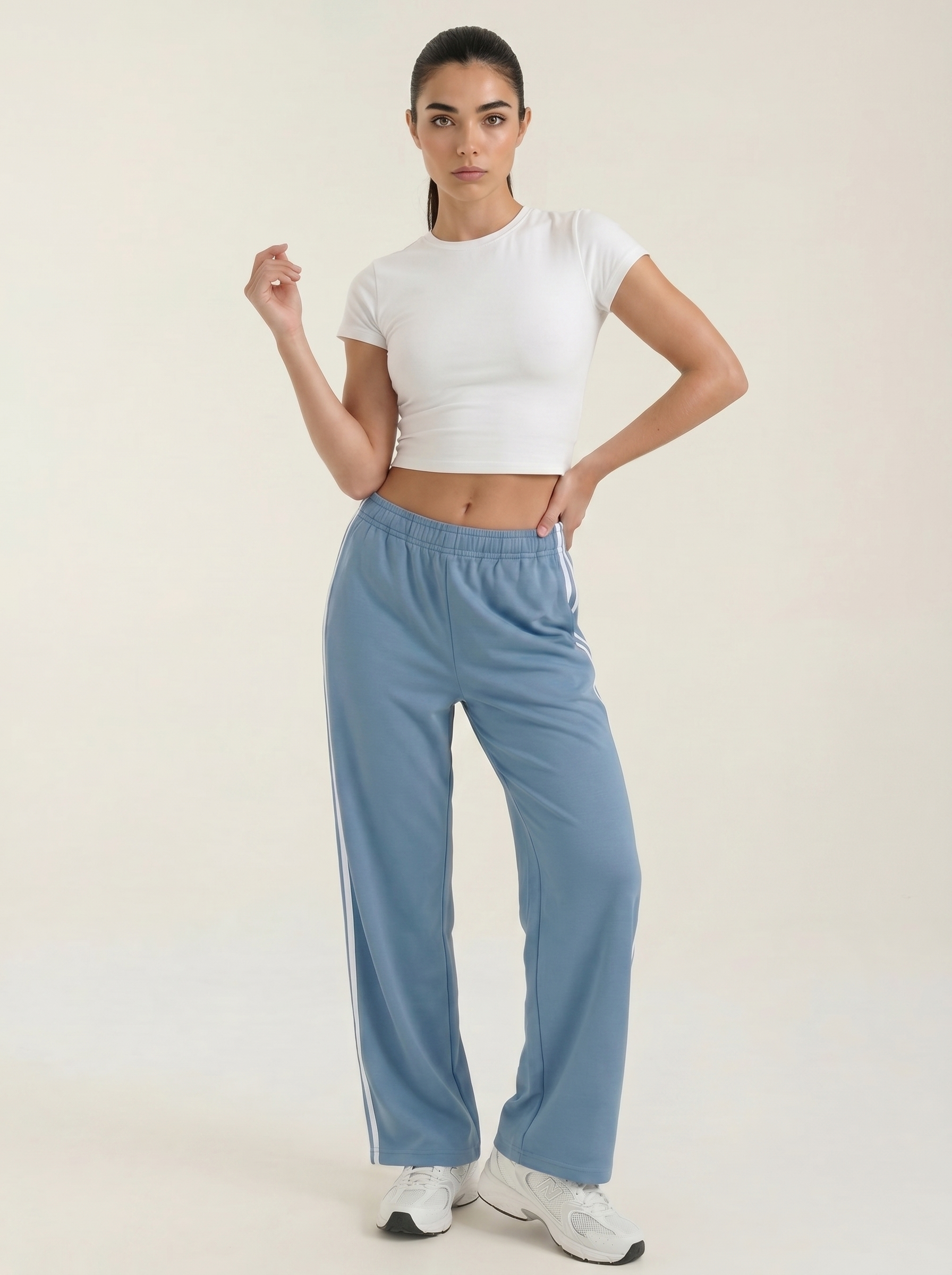 Pantaloni sportivi da donna a gamba larga con righe laterali
